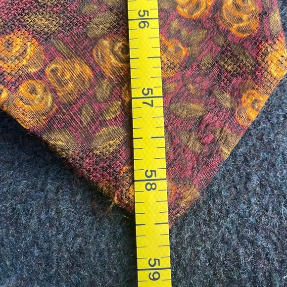 Ungaro 100% silk Tie - Picture 4 of 5